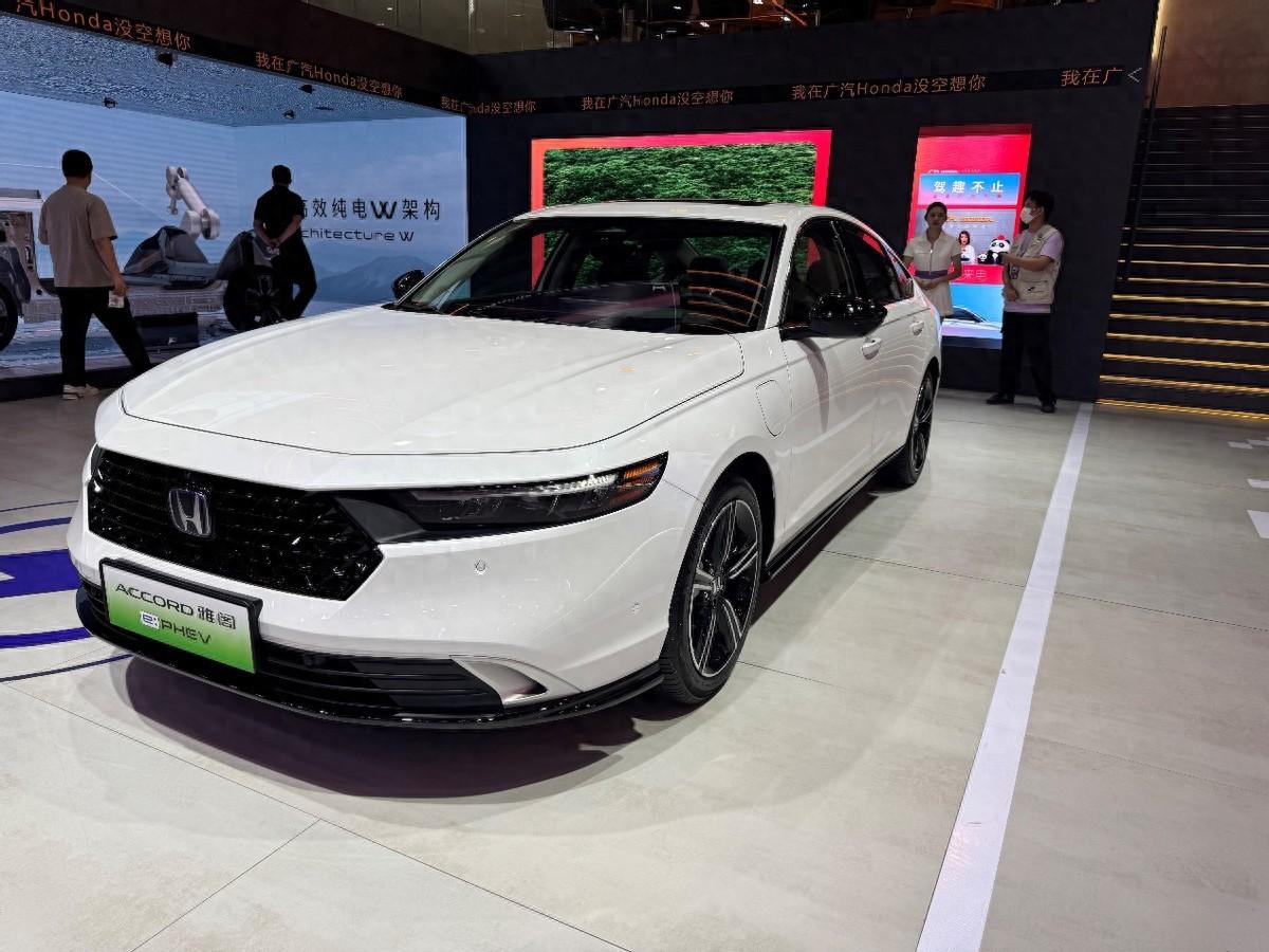 25岁小伙逛车展选车,雅阁和蒙迪欧要哪个?
